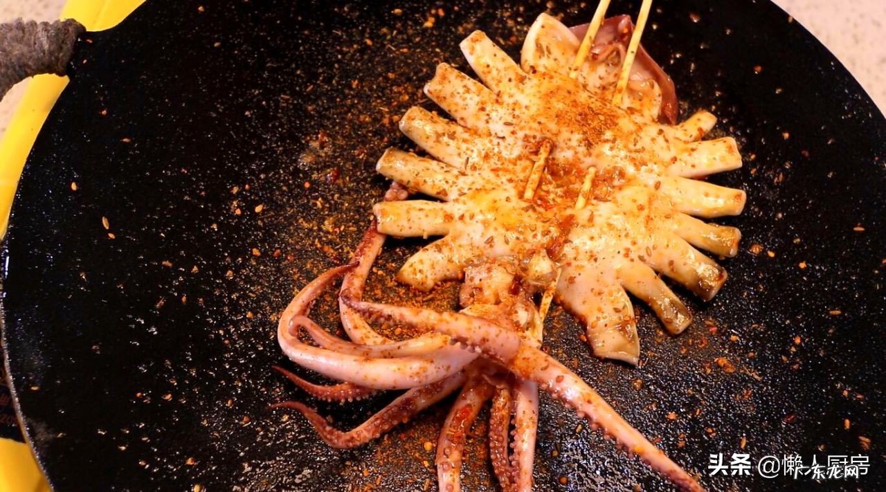 夏天,鱿鱼别白灼着吃了,教你烤鱿鱼的详细做法,配啤酒太爽了 烧烤的鱿鱼