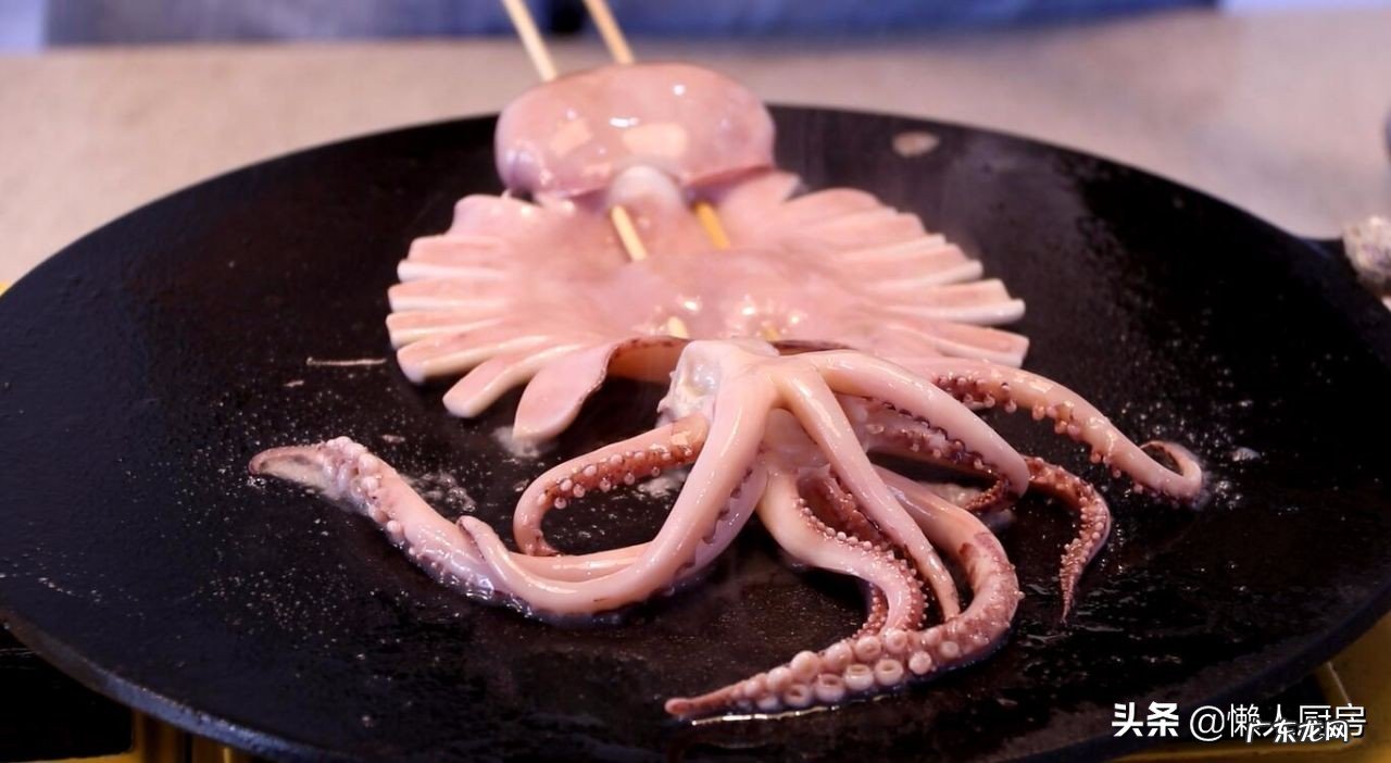 夏天,鱿鱼别白灼着吃了,教你烤鱿鱼的详细做法,配啤酒太爽了 烧烤的鱿鱼