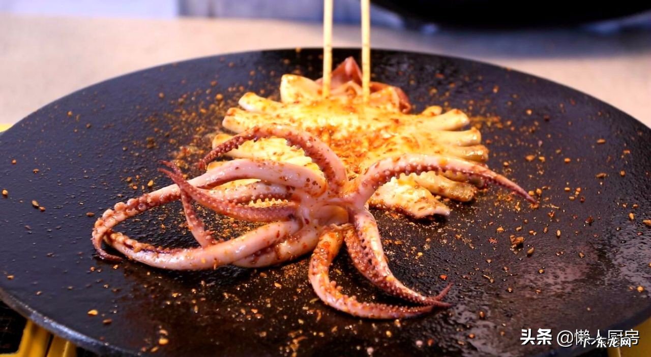 夏天,鱿鱼别白灼着吃了,教你烤鱿鱼的详细做法,配啤酒太爽了 烧烤的鱿鱼