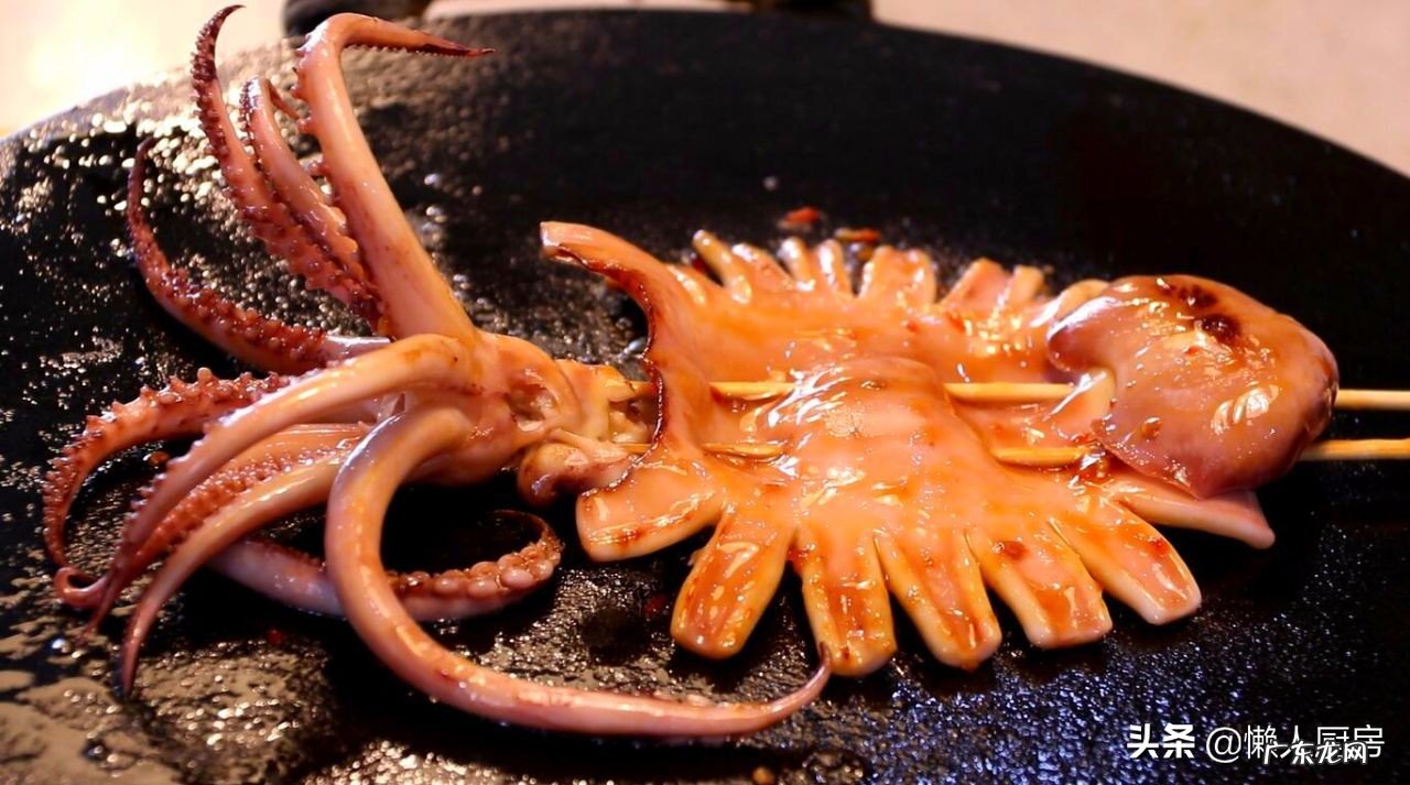 夏天,鱿鱼别白灼着吃了,教你烤鱿鱼的详细做法,配啤酒太爽了 烧烤的鱿鱼