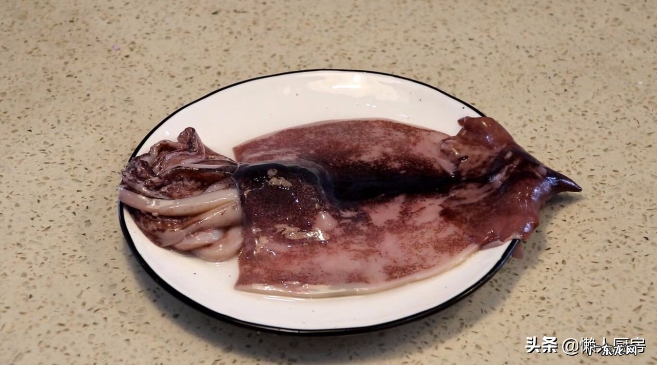 夏天,鱿鱼别白灼着吃了,教你烤鱿鱼的详细做法,配啤酒太爽了 烧烤的鱿鱼