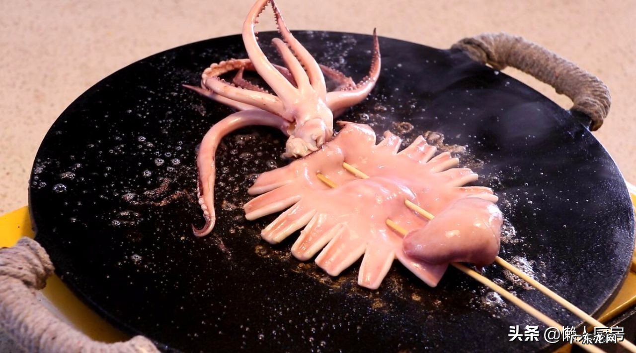 夏天,鱿鱼别白灼着吃了,教你烤鱿鱼的详细做法,配啤酒太爽了 烧烤的鱿鱼