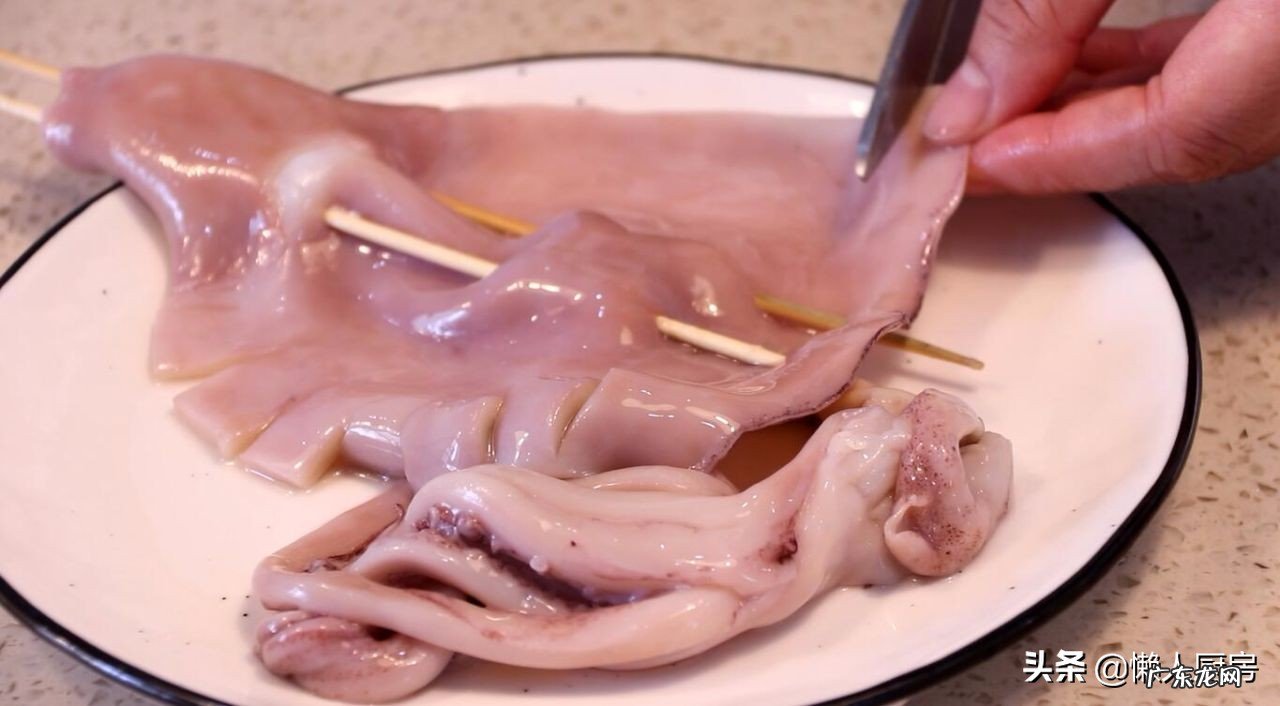 夏天,鱿鱼别白灼着吃了,教你烤鱿鱼的详细做法,配啤酒太爽了 烧烤的鱿鱼