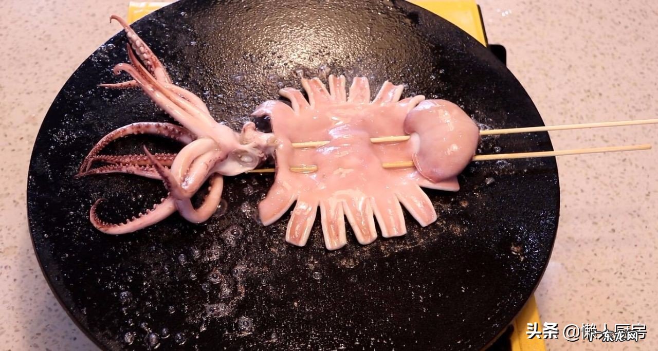 夏天,鱿鱼别白灼着吃了,教你烤鱿鱼的详细做法,配啤酒太爽了 烧烤的鱿鱼
