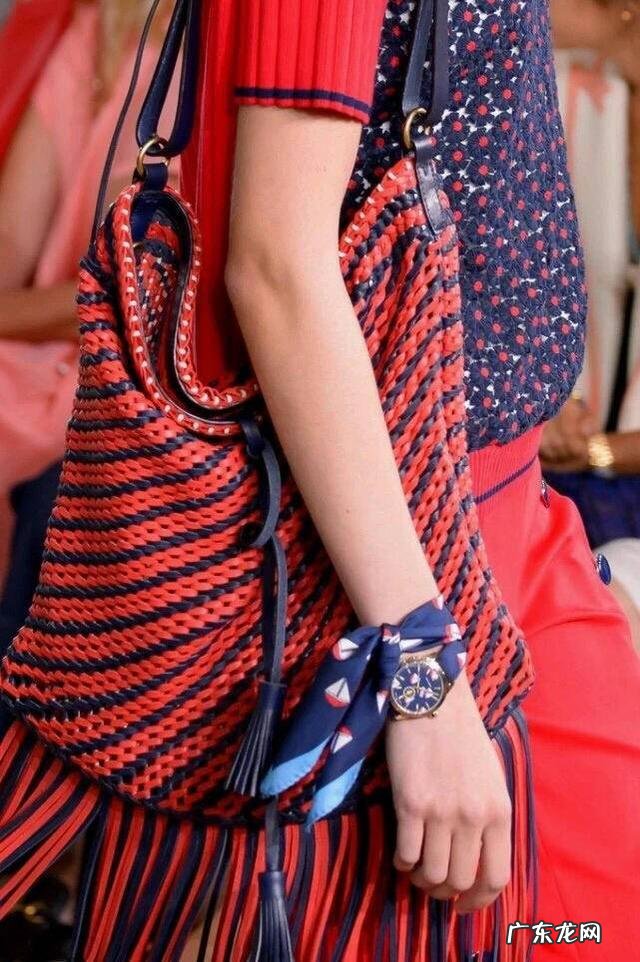 你对丝巾的搭配有什么特别的创意吗?