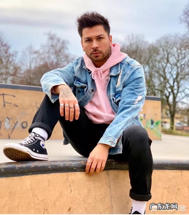 牛仔短外套怎样内搭才时髦？