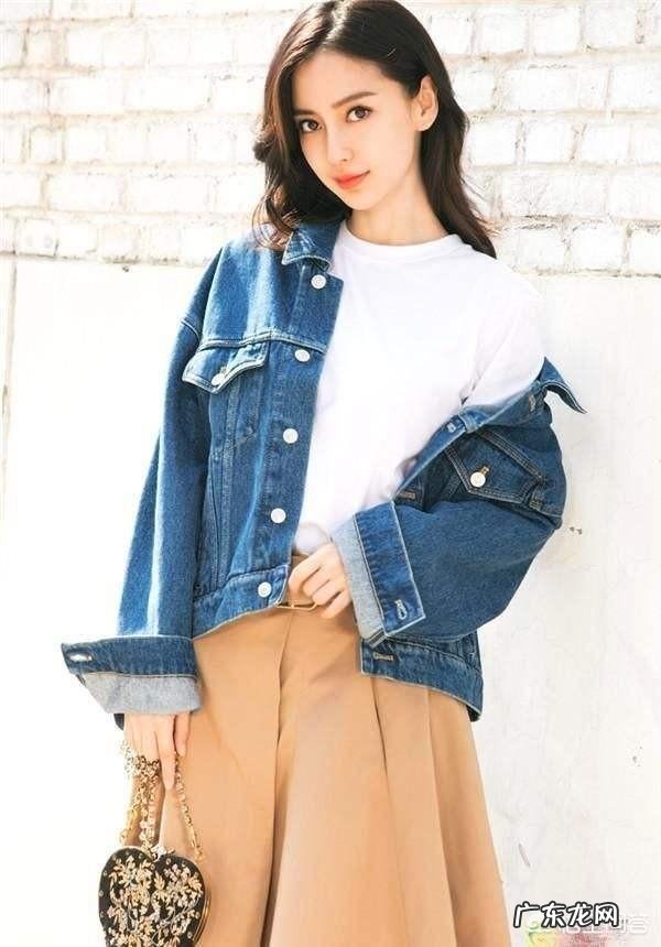 牛仔短外套怎样内搭才时髦？