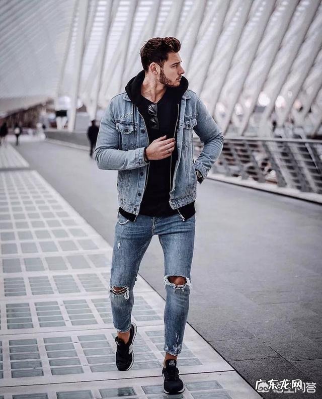 牛仔短外套怎样内搭才时髦？