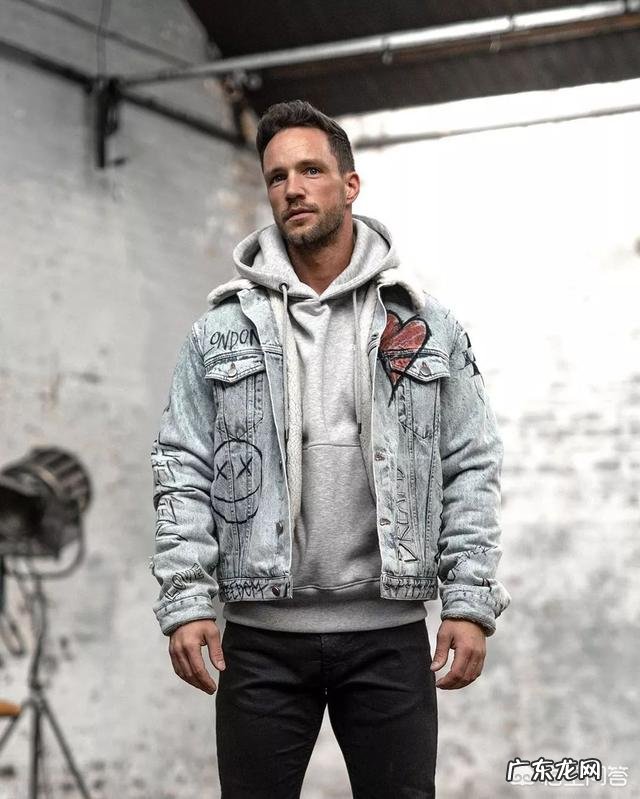 牛仔短外套怎样内搭才时髦?