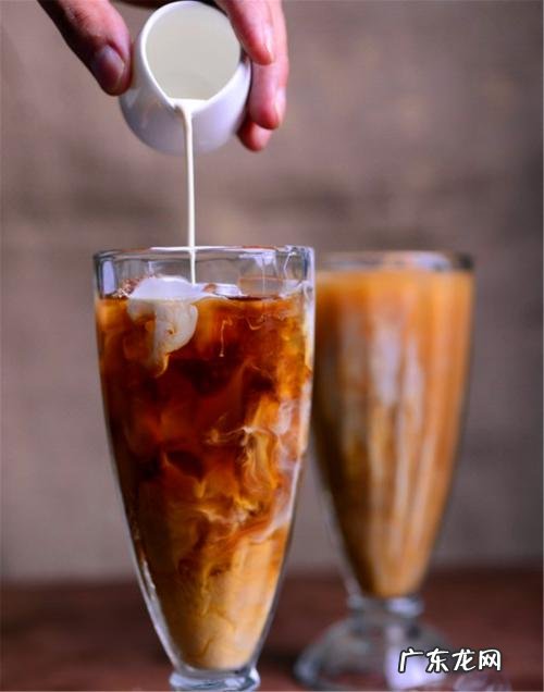 喝咖啡还在配牛奶？你是不知道它与酒多么配 可可利口酒怎么喝