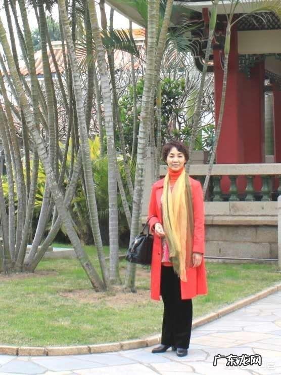 春天,红色风衣怎么搭配好看又时尚?