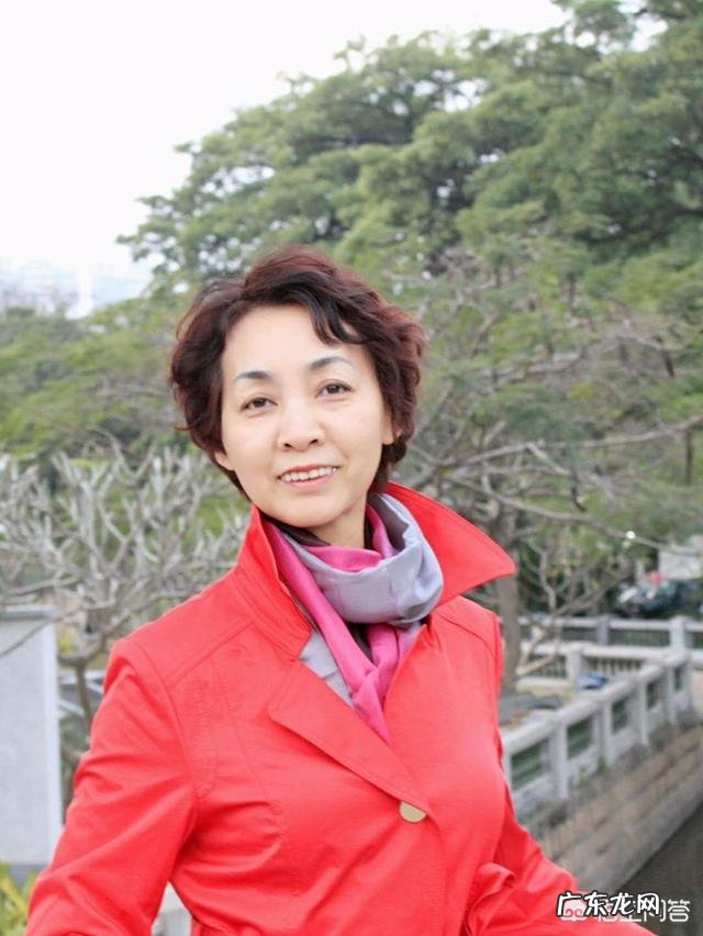 春天,红色风衣怎么搭配好看又时尚?