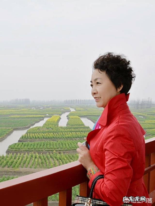 春天,红色风衣怎么搭配好看又时尚?