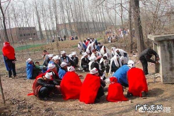 为何办丧事忌讳穿红色衣服?