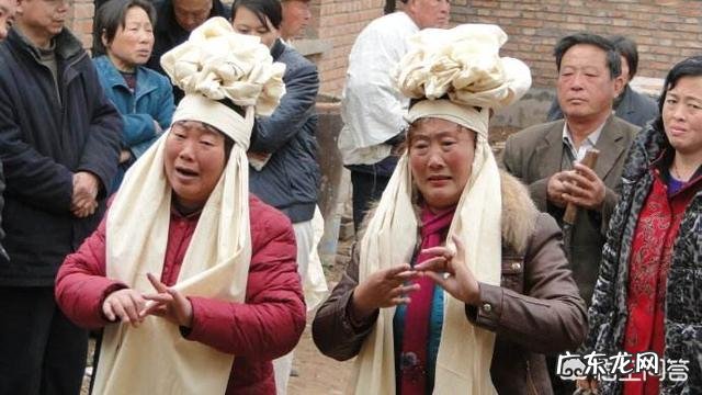 为何办丧事忌讳穿红色衣服?