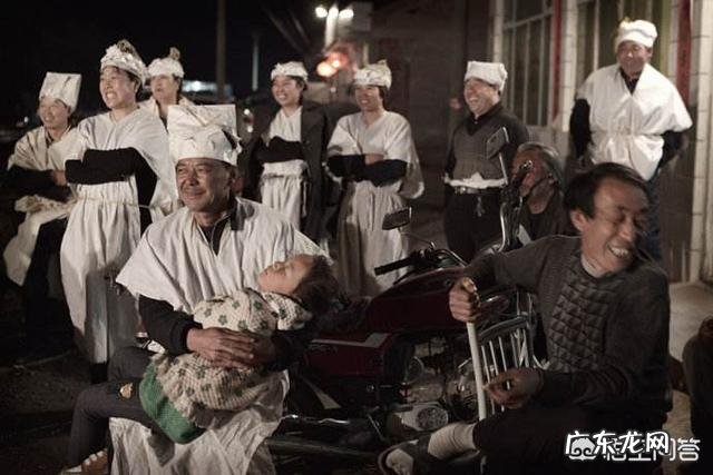 为何办丧事忌讳穿红色衣服?