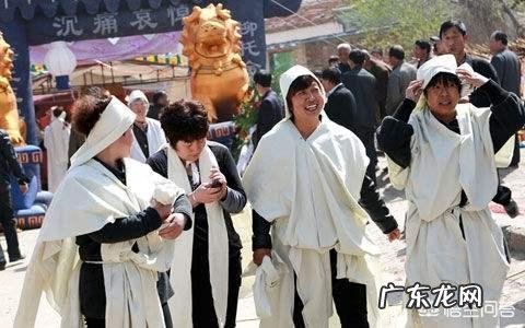 为何办丧事忌讳穿红色衣服?
