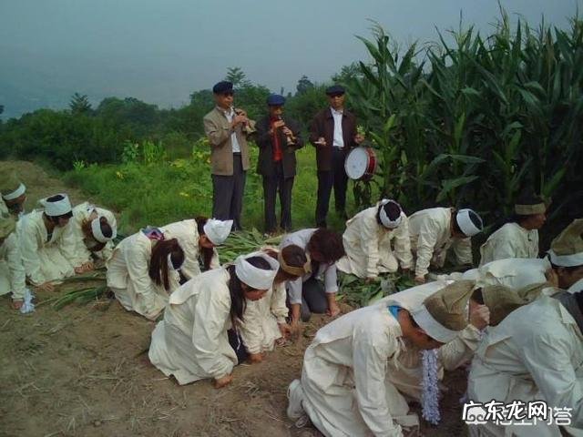 为何办丧事忌讳穿红色衣服?