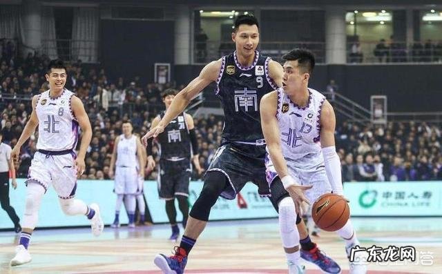 CBA全明星正赛,郭艾伦调皮技痒挑衅易建联,两人solo八人罚站,你怎么看?