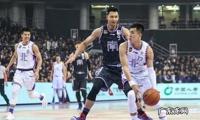 CBA全明星正赛,郭艾伦调皮技痒挑衅易建联,两人solo八人罚站,你怎么看?