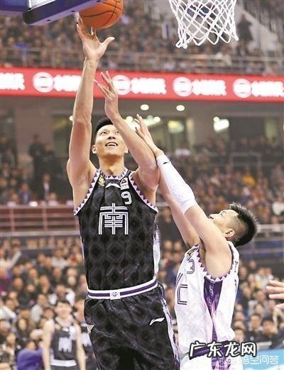 CBA全明星正赛,郭艾伦调皮技痒挑衅易建联,两人solo八人罚站,你怎么看?