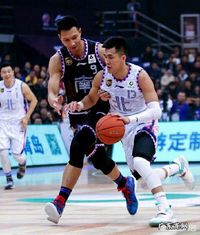 CBA全明星正赛,郭艾伦调皮技痒挑衅易建联,两人solo八人罚站,你怎么看?