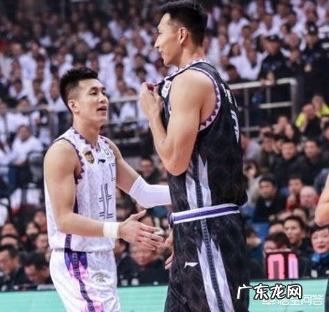 CBA全明星正赛,郭艾伦调皮技痒挑衅易建联,两人solo八人罚站,你怎么看?