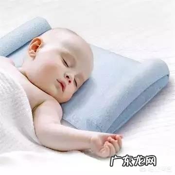 小婴儿睡什么样的枕头好呢?