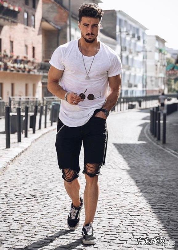 人人都有的白T恤,怎样才能穿得特别?