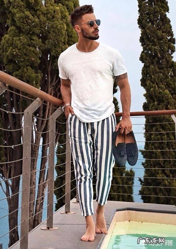 人人都有的白T恤,怎样才能穿得特别?