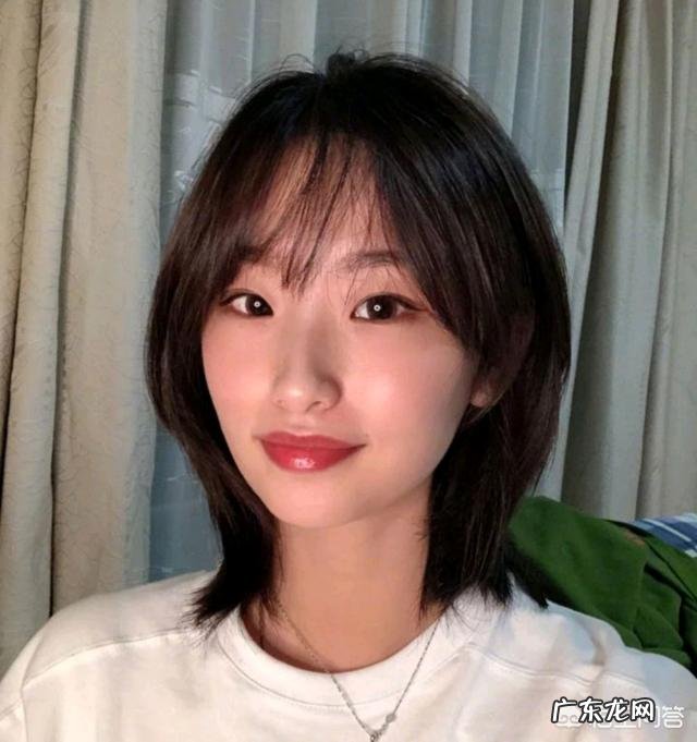 颧骨高的女生留什么样的发型好看？