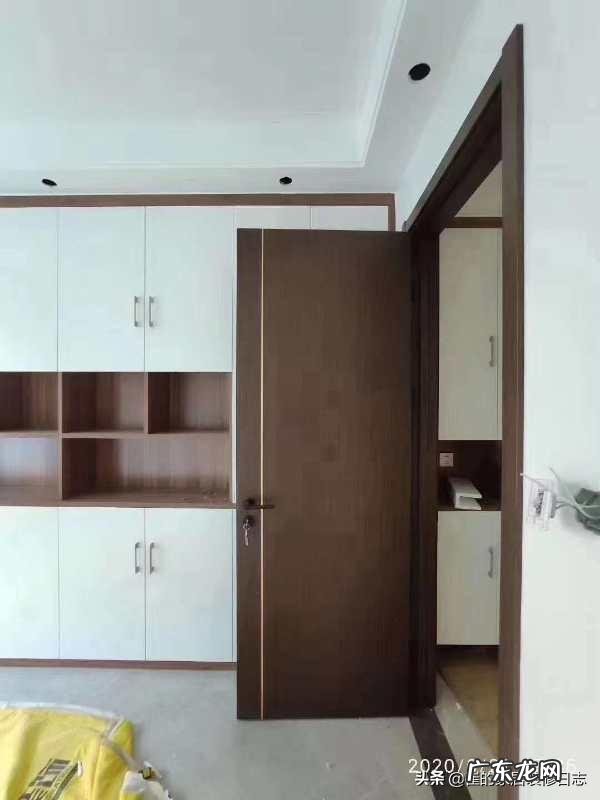 现代风格的家装,什么颜色的门比较好看?