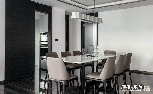 现代风格的家装,什么颜色的门比较好看?