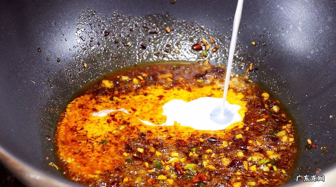 天气寒冷，碰到这牛奶麻辣烫，我绝不手软，真香！吃完浑身暖烘烘 麻辣烫