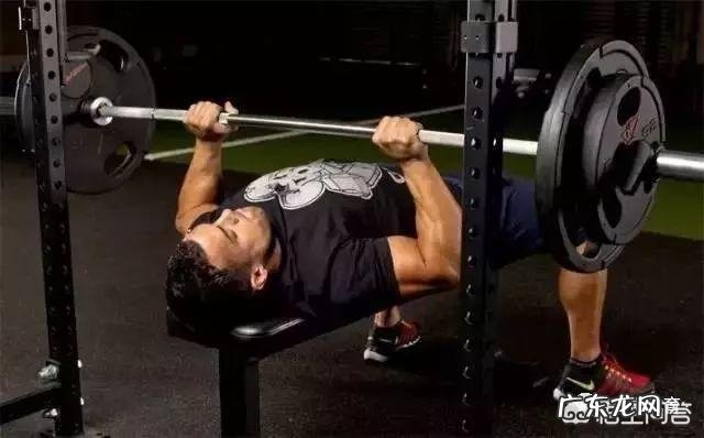 如何把手臂练粗壮，像美队那样？