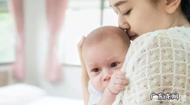 婴儿多大月龄时就不吐奶了？