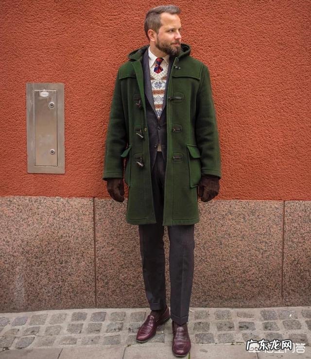 如何把一件学院风牛角扣大衣穿出气场?