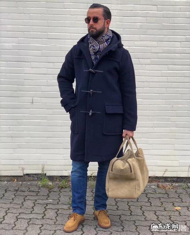 如何把一件学院风牛角扣大衣穿出气场?