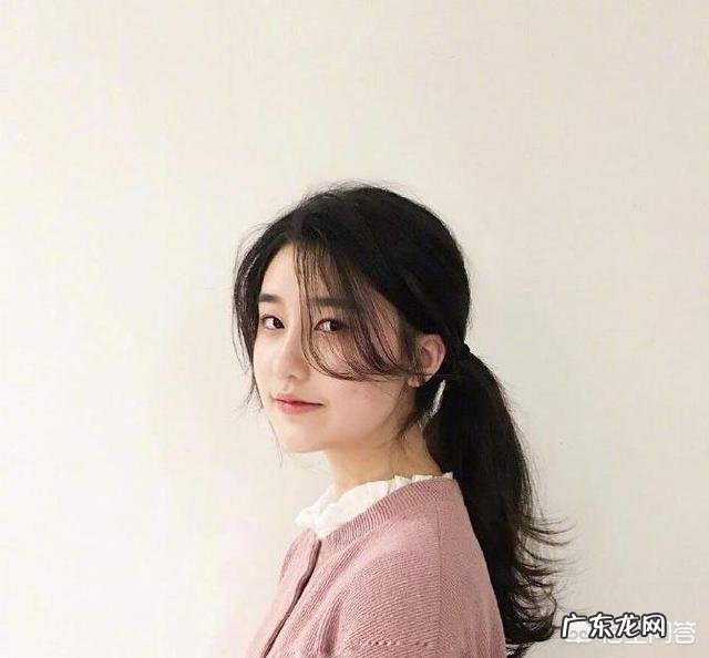 脸宽的人,留什么发型比较好?