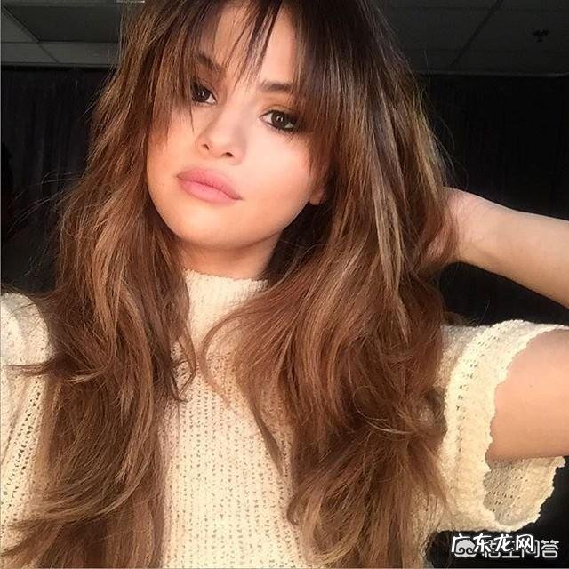 脸宽的人,留什么发型比较好?