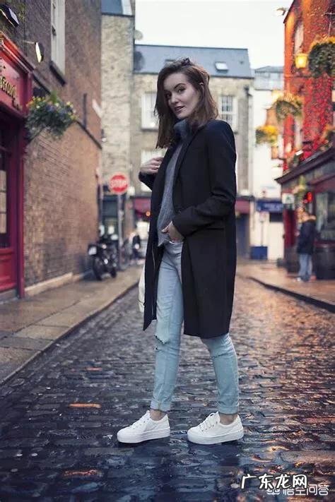 白色松糕底鞋配什么裤子好看?