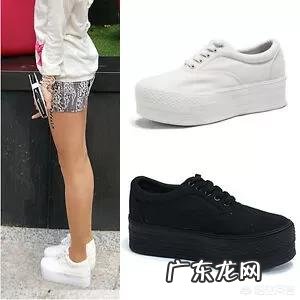 白色松糕底鞋配什么裤子好看?