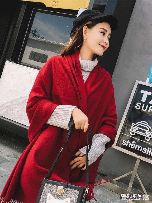 红裙子配什么披肩好?