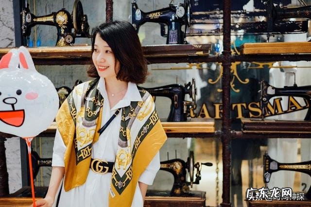 衣服里怎么放丝巾好看?