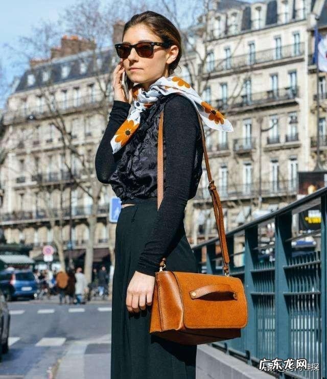 衣服里怎么放丝巾好看？