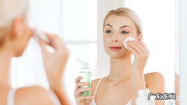 化妆水应该怎么用?是涂抹、拍、还是用化妆棉擦?