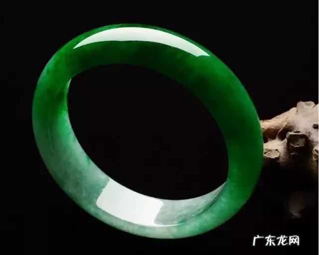 翡翠手镯保养能用水泡吗?