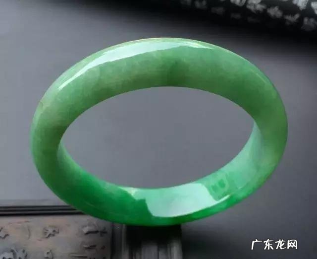 翡翠手镯保养能用水泡吗?