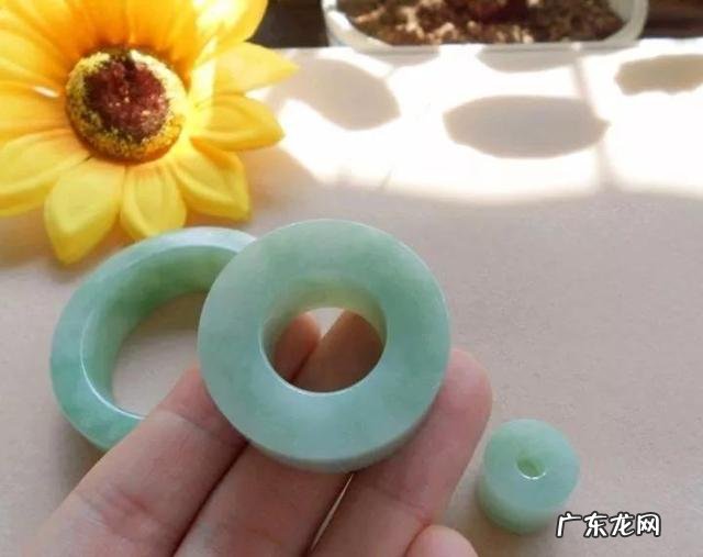 翡翠手镯保养能用水泡吗?