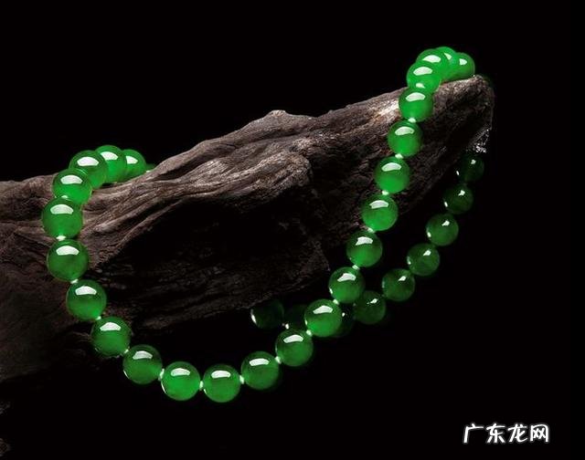 翡翠手镯保养能用水泡吗?